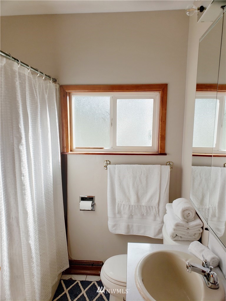 4108 Petersville Road Northeast Bremerton, WA 98310 - Photo 12 of 29 Gallery Image 12