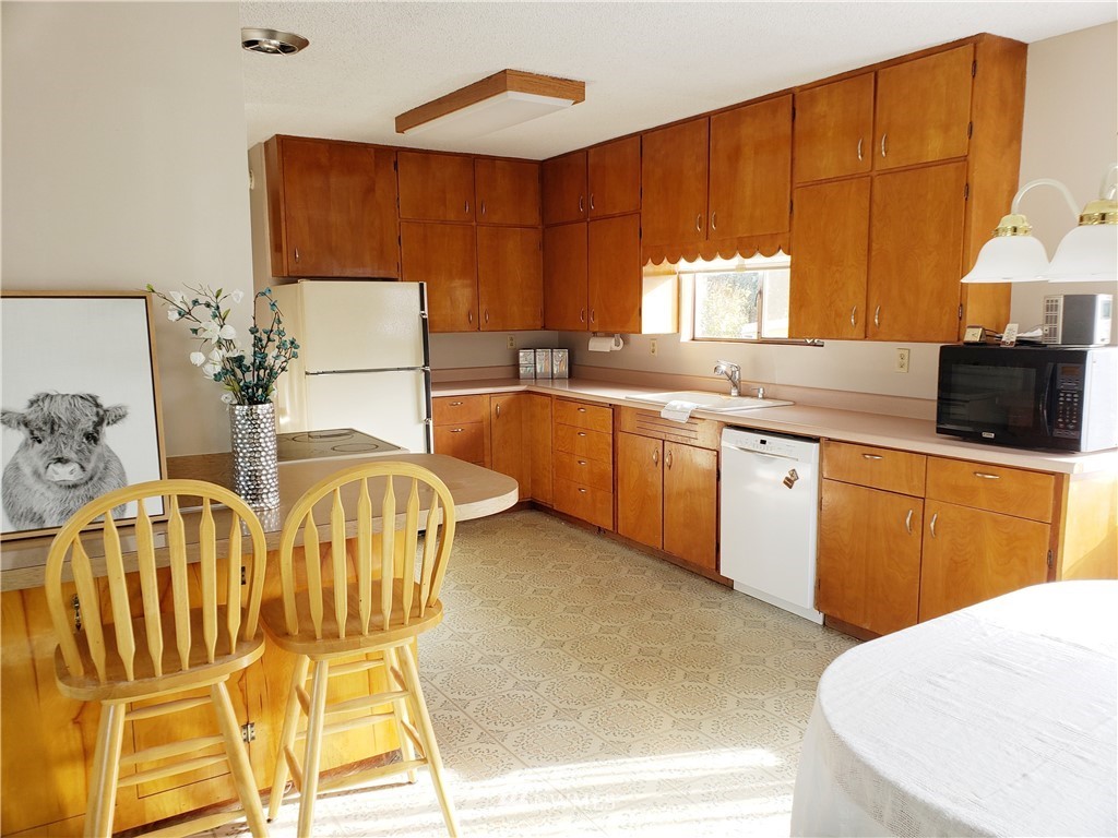 4108 Petersville Road Northeast Bremerton, WA 98310 - Photo 8 of 29 Gallery Image 8