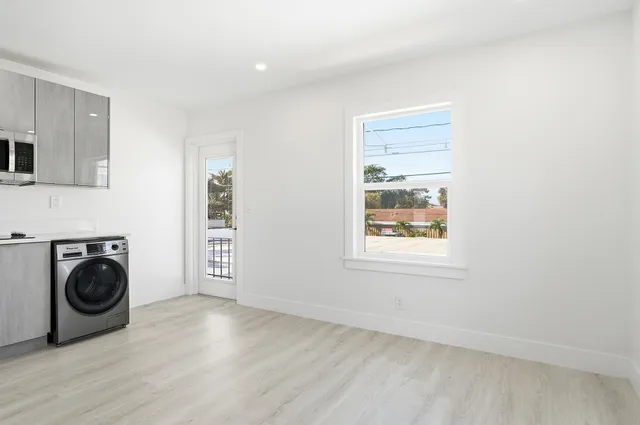 a view of a livingroom with washer and dryer