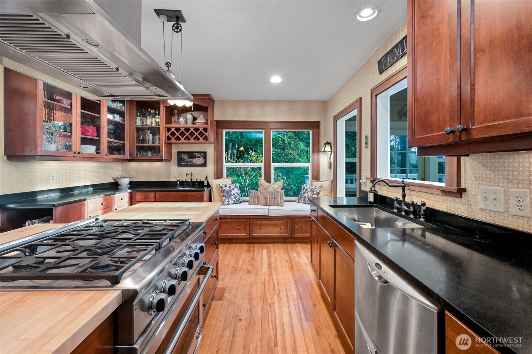 945 Chuckanut Mountain Drive Bellingham, WA 98229 - Photo 4 of 40