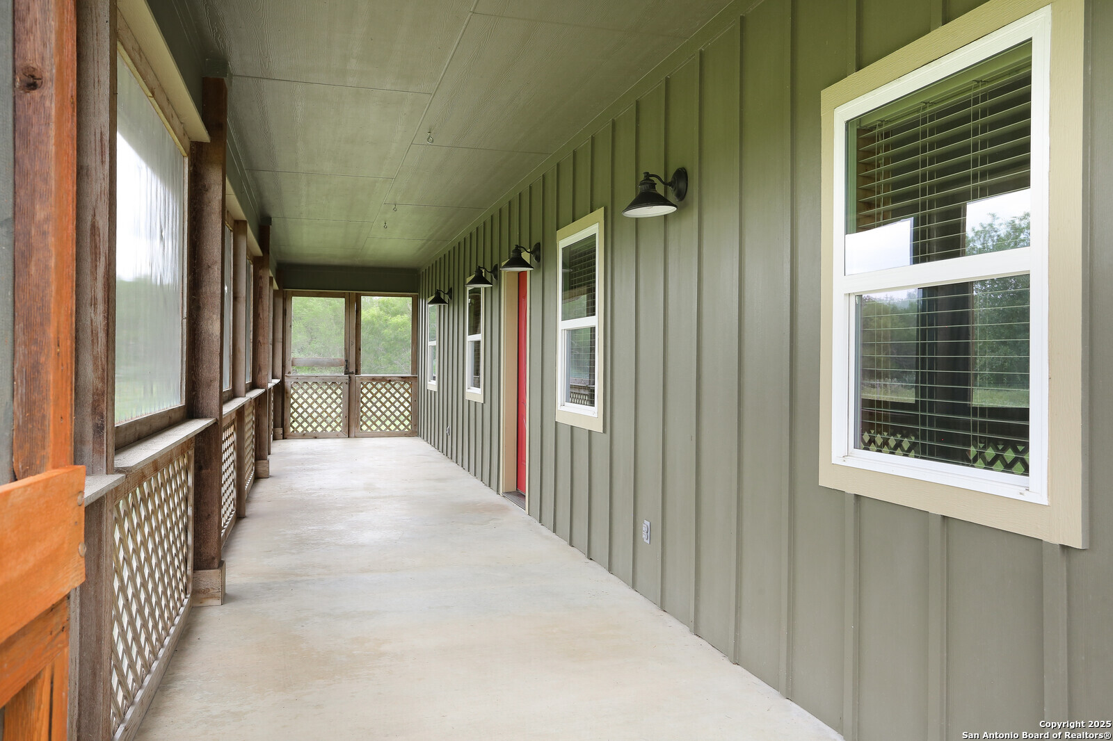 891 Hopkinsville Road Cuero, TX 77954 - Photo 3 of 36 a view of an entryway