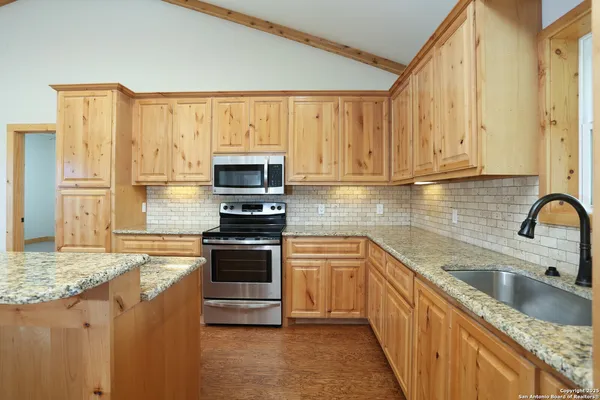 $549,000 | 891 Hopkinsville Road, Cuero, TX 77954