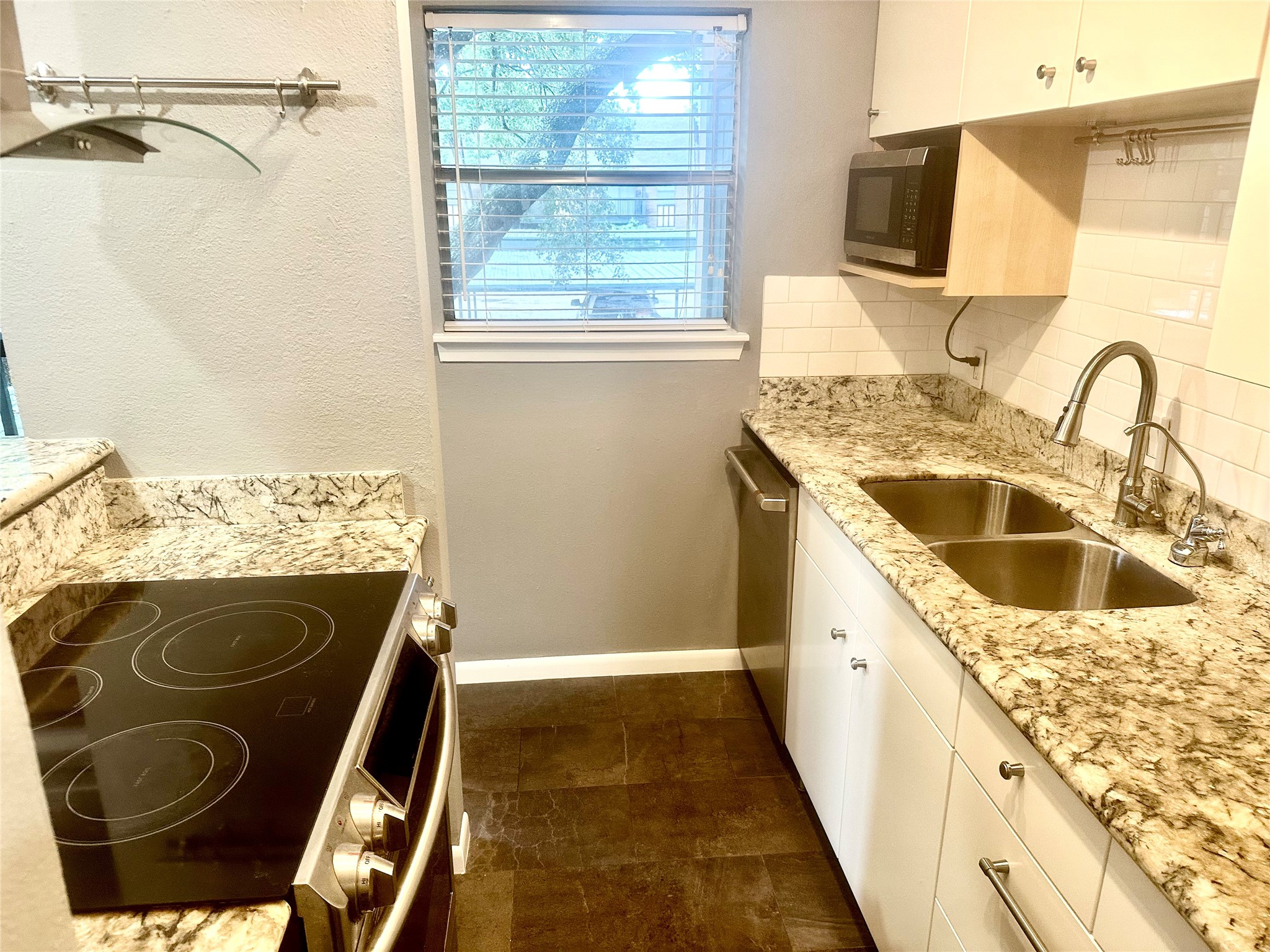8245 Kingsbrook Road, Unit 239 Houston, TX 77024 - Photo 7 of 30 Gallery Image 7