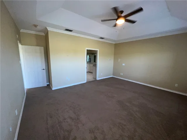 a view of empty room with a ceiling fan