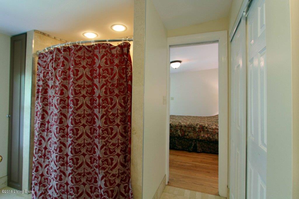 3076 University Road Louisville, KY 40206 - Photo 24 of 43 24 Master Dressing Area