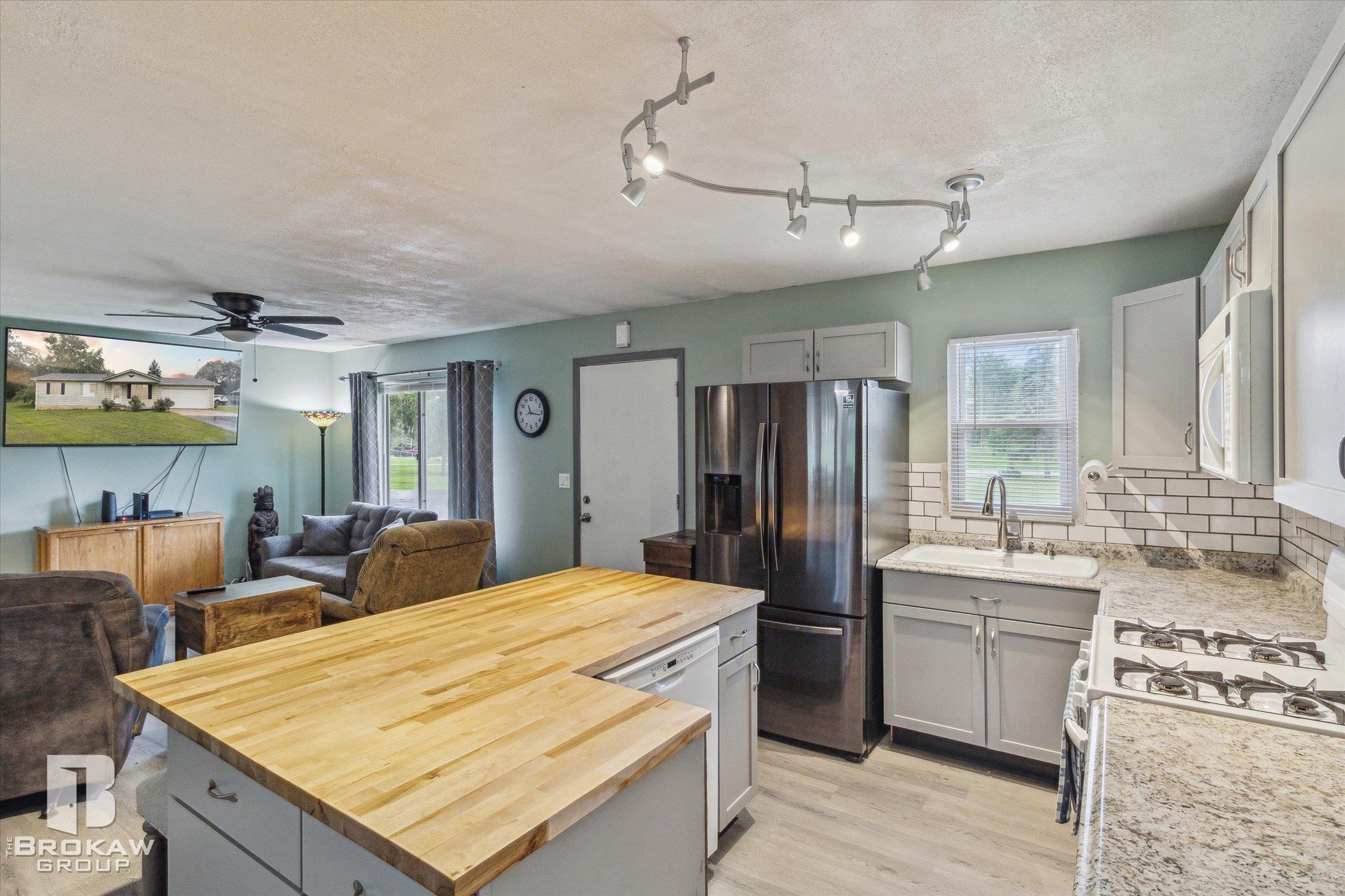 16384 South Seymour Road Linden, MI 48451 - Photo 14 of 39 50153533-2feb941a-1ef2-441e-9a7c-cf8390dda5c4.JPG