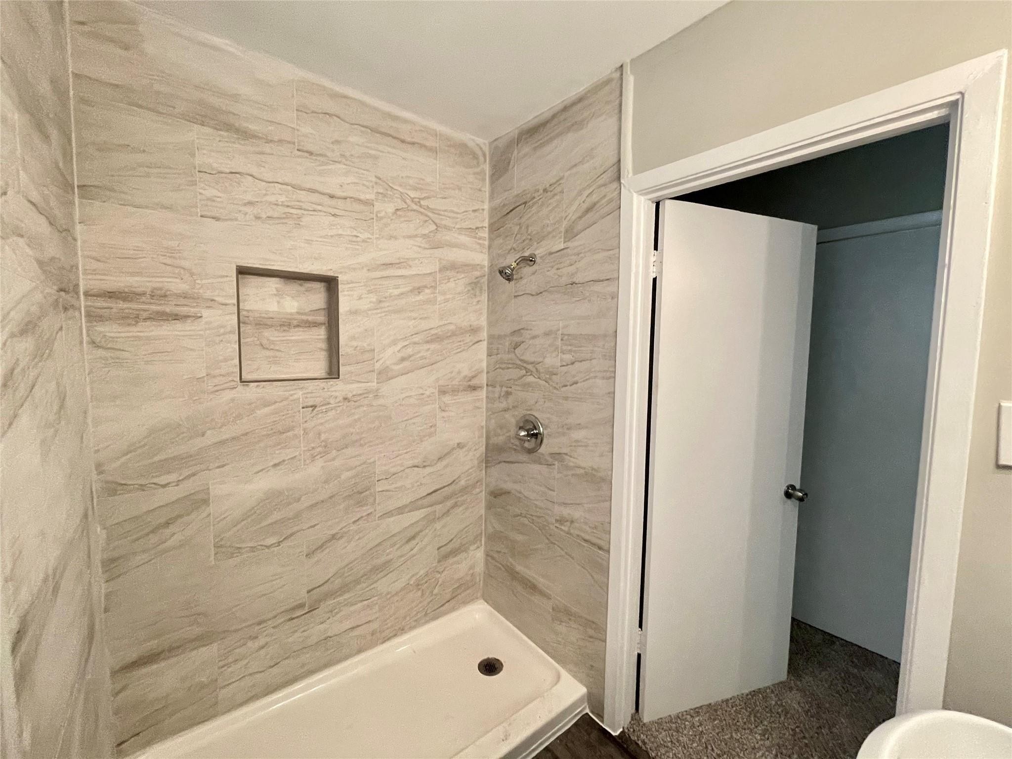 1827 Neuman La Marque, TX 77568 - Photo 13 of 23 a bathroom with a bathtub