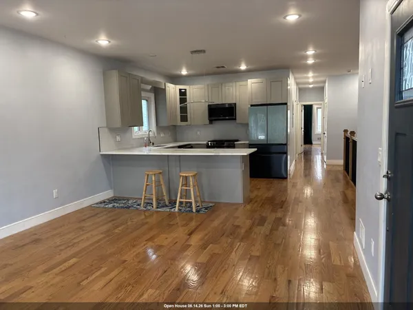$4,800 | 251 Manhattan Avenue, Unit 1, Jersey City, NJ 07307