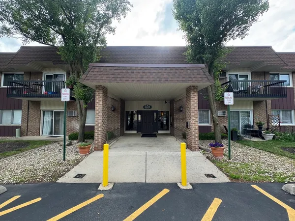 $255,000 | 3425 83rd Street, Unit D13, Woodridge, IL 60517