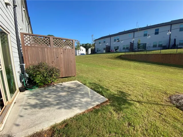 a view of a backyard