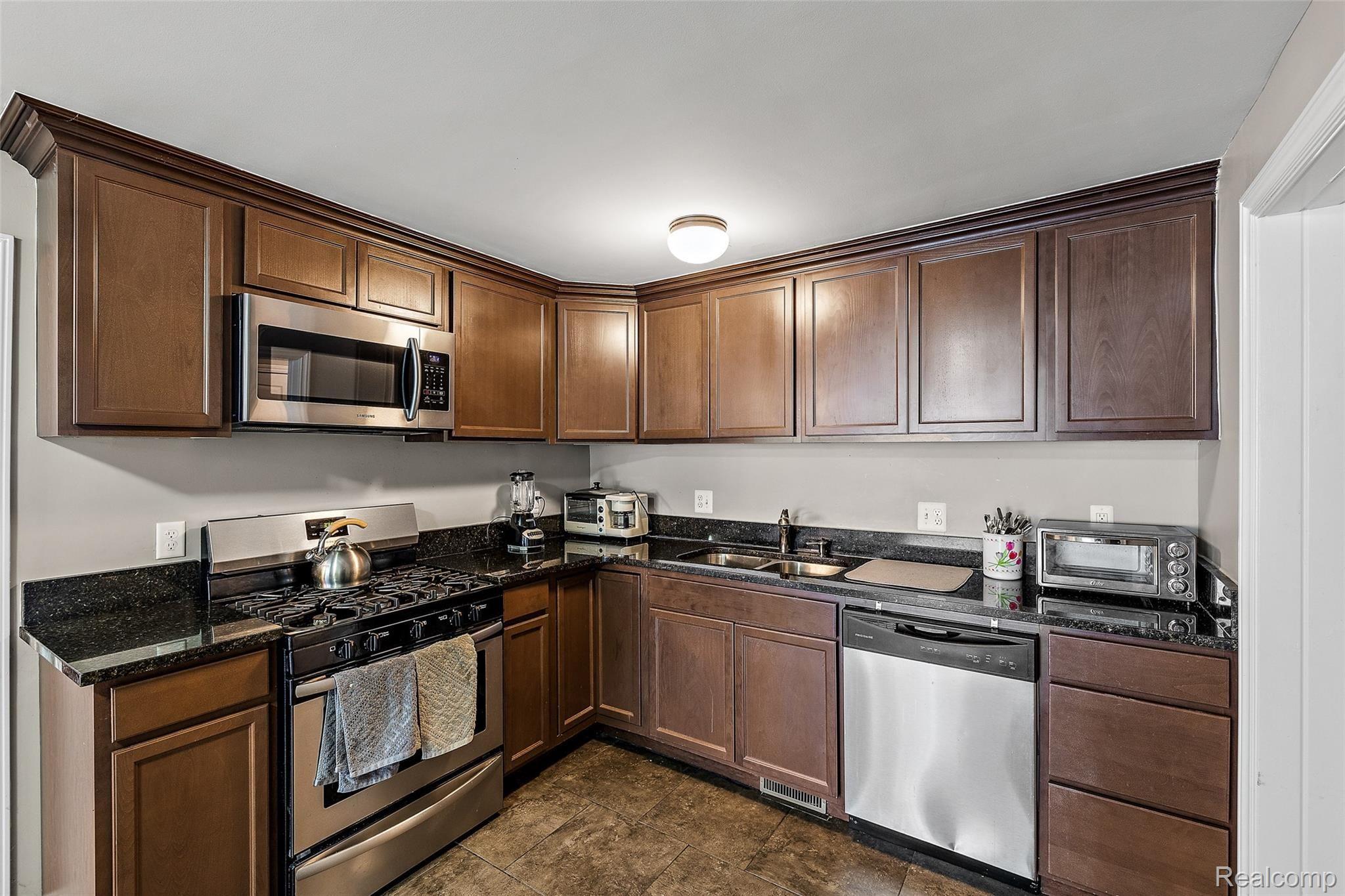3327 Hessel Avenue Rochester, MI 48307 - Photo 12 of 36 3327 Hessel-18.jpg