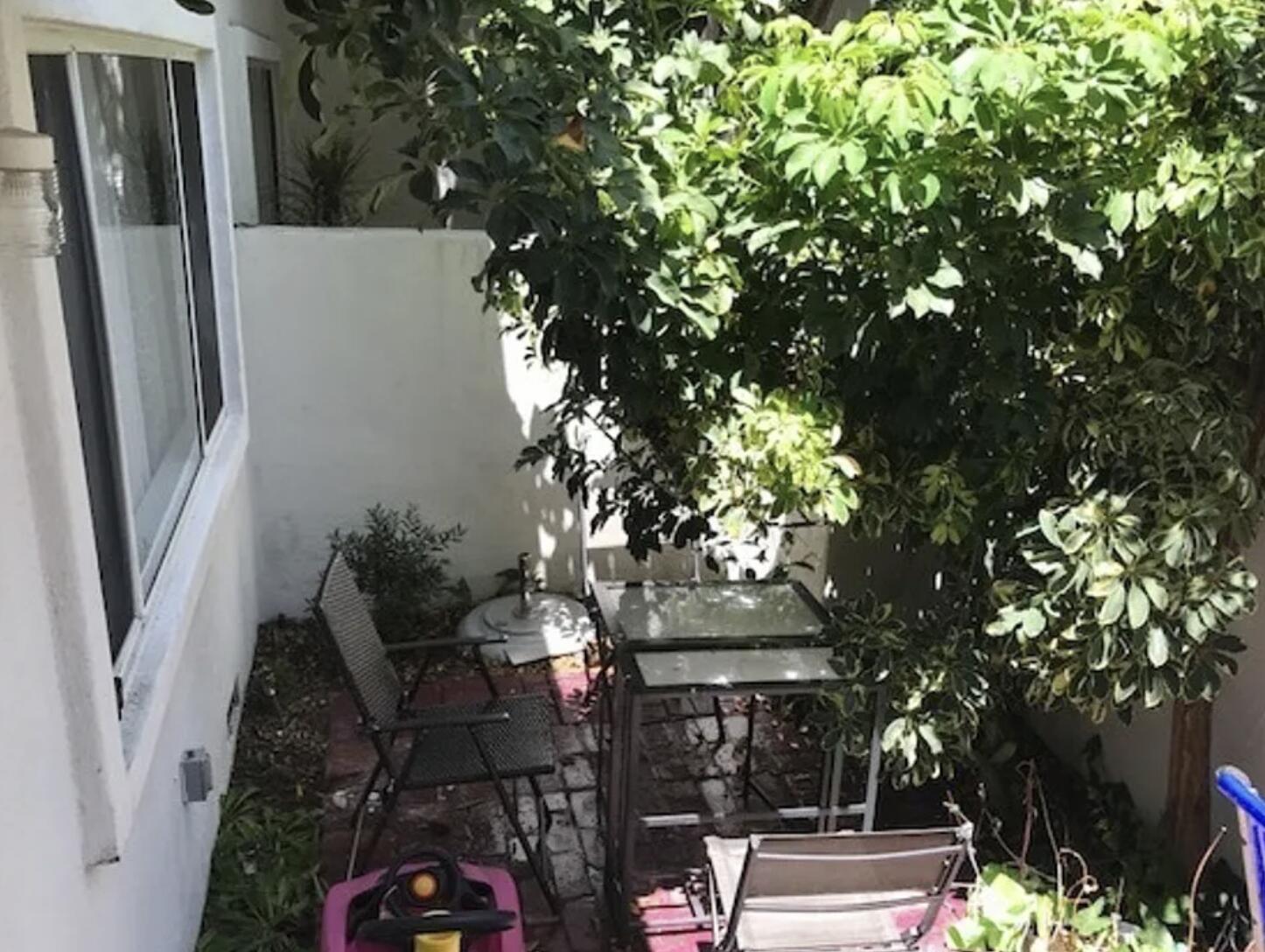 18555 Collins Street, Unit C8 Tarzana, CA 91356 - Photo 11 of 32 an outdoor space with seating area