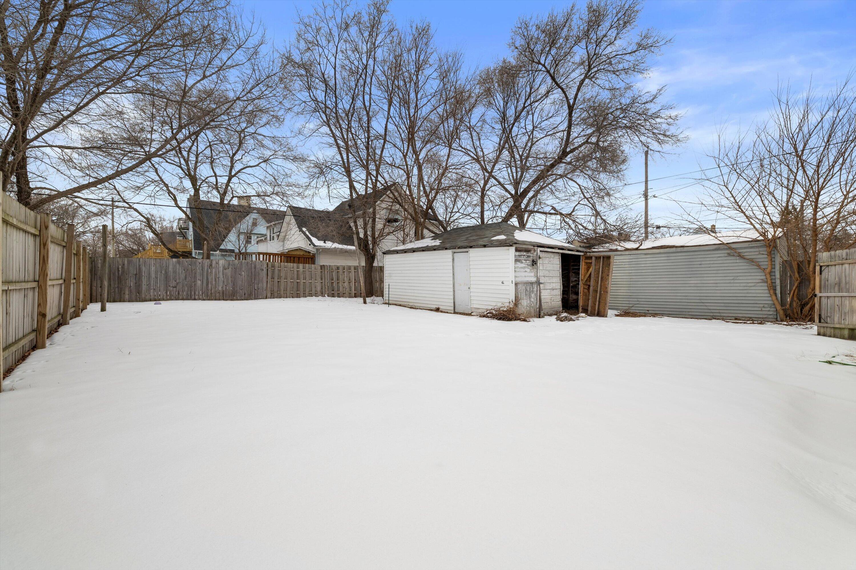 6806 Sheridan Road Kenosha, WI 53143 - Photo 3 of 36 Large Back Yard