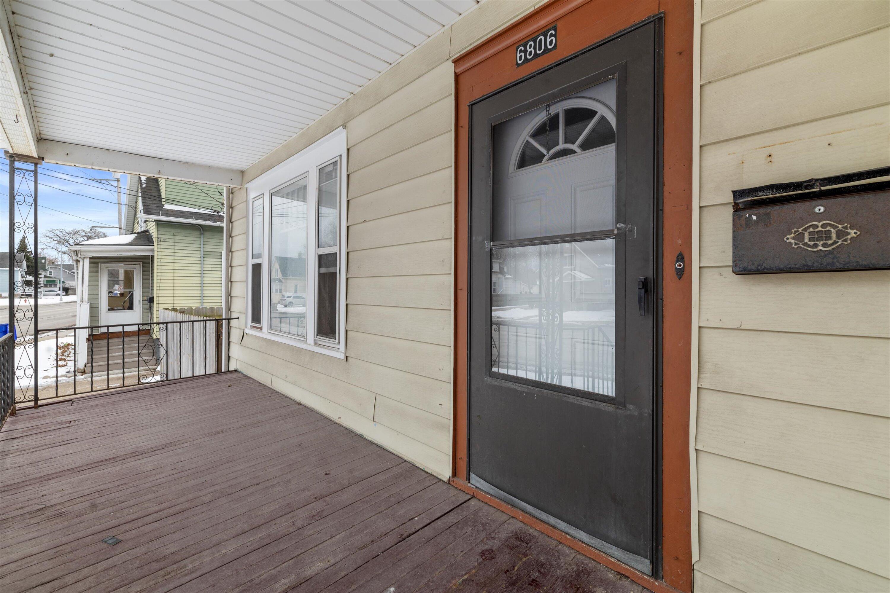 6806 Sheridan Road Kenosha, WI 53143 - Photo 5 of 36 Front Porch