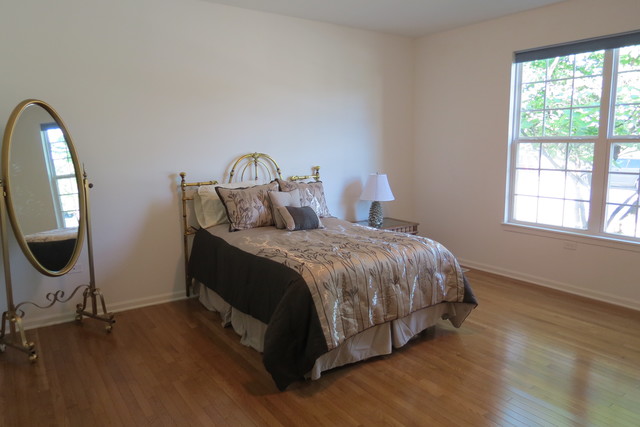 992 Oak Ridge Boulevard Elgin, IL 60120 - Photo 18 of 25 a bed sitting in a bedroom next to a window