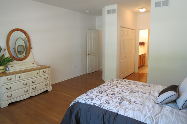 992 Oak Ridge Boulevard Elgin, IL 60120 - Photo 19 of 25 a bedroom with a bed and a dresser