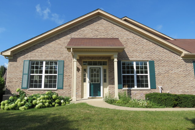 992 Oak Ridge Boulevard Elgin, IL 60120 - Photo 2 of 25 front view of a house with a yard