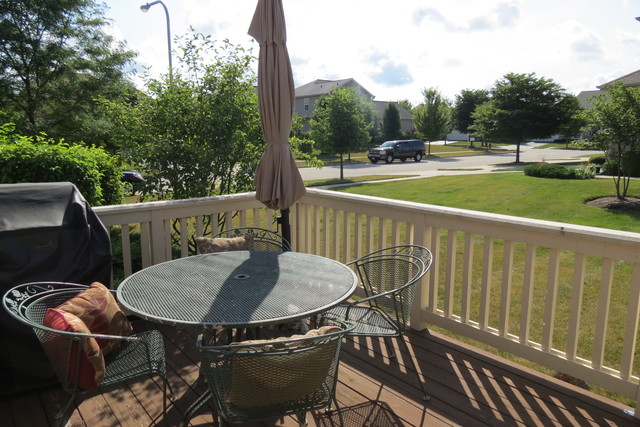 992 Oak Ridge Boulevard Elgin, IL 60120 - Photo 24 of 25 a view of a chairs and table in the balcony