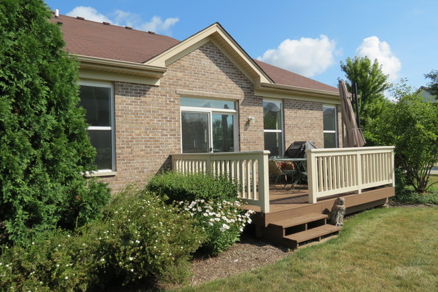 992 Oak Ridge Boulevard Elgin, IL 60120 - Photo 25 of 25 a front view of a house with a garden