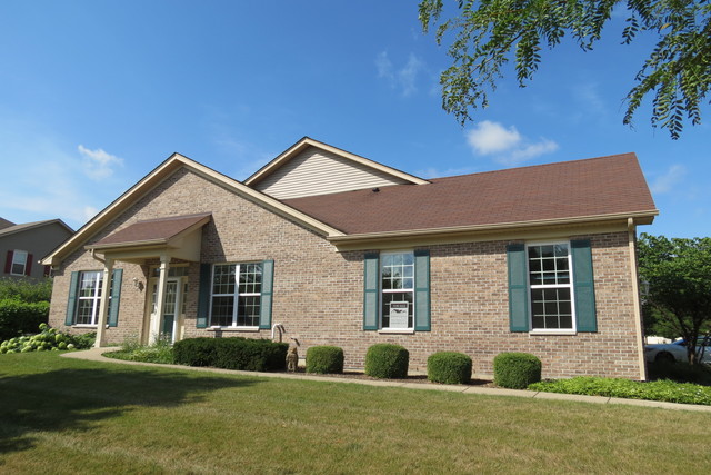 992 Oak Ridge Boulevard Elgin, IL 60120 - Photo 3 of 25 a front view of a house with a yard