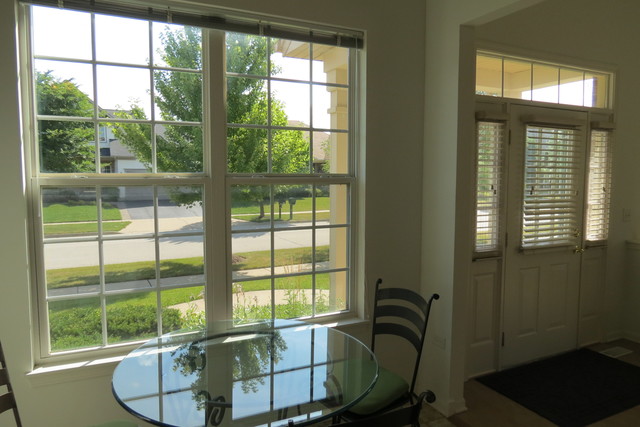 992 Oak Ridge Boulevard Elgin, IL 60120 - Photo 4 of 25 a room with furniture and windows