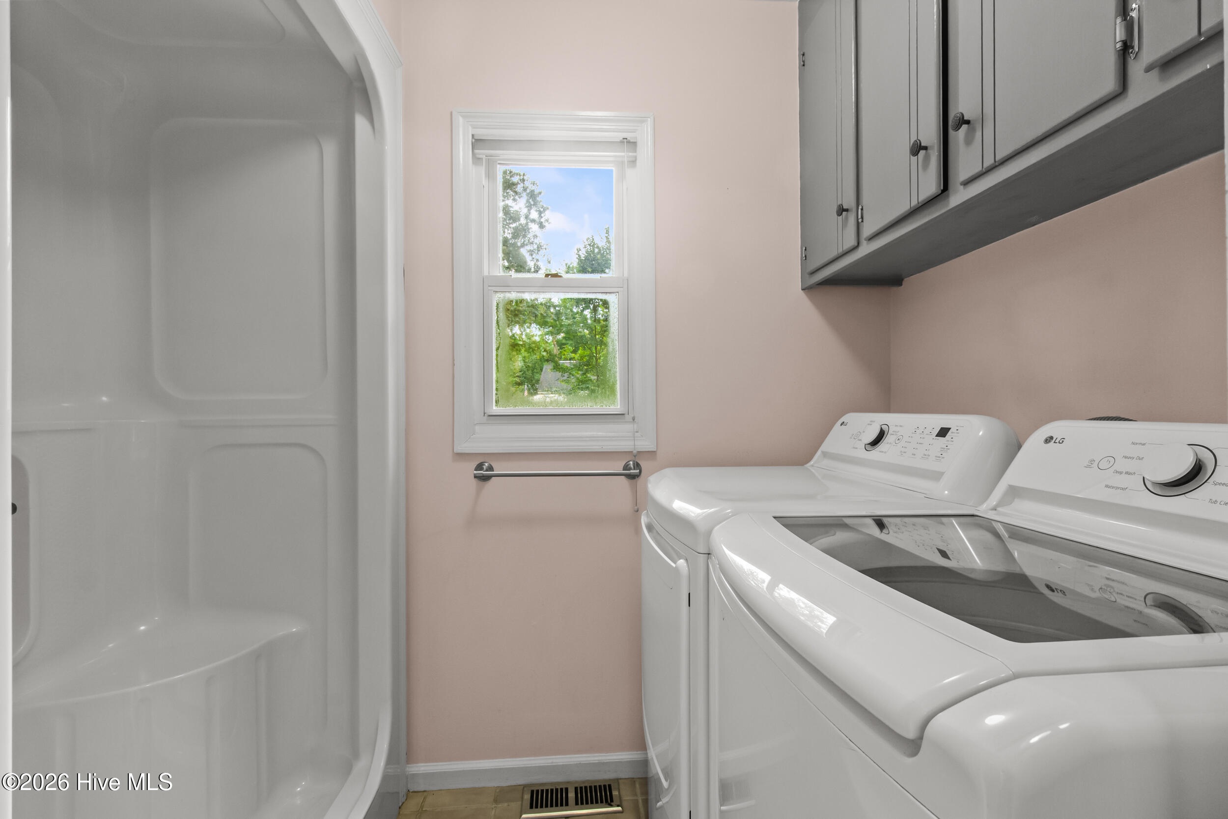105 Crump Farm Road New Bern, NC 28562 - Photo 22 of 44 Combined bath and laundry area