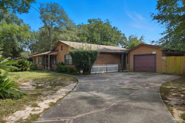 a view of a house with a yard