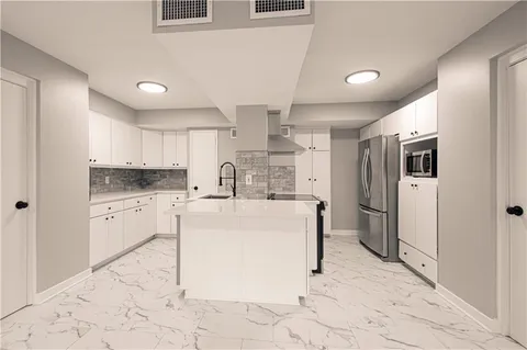 $304,950 | 4550 Warwick Boulevard, Unit 210211, Kansas City, MO 64111
