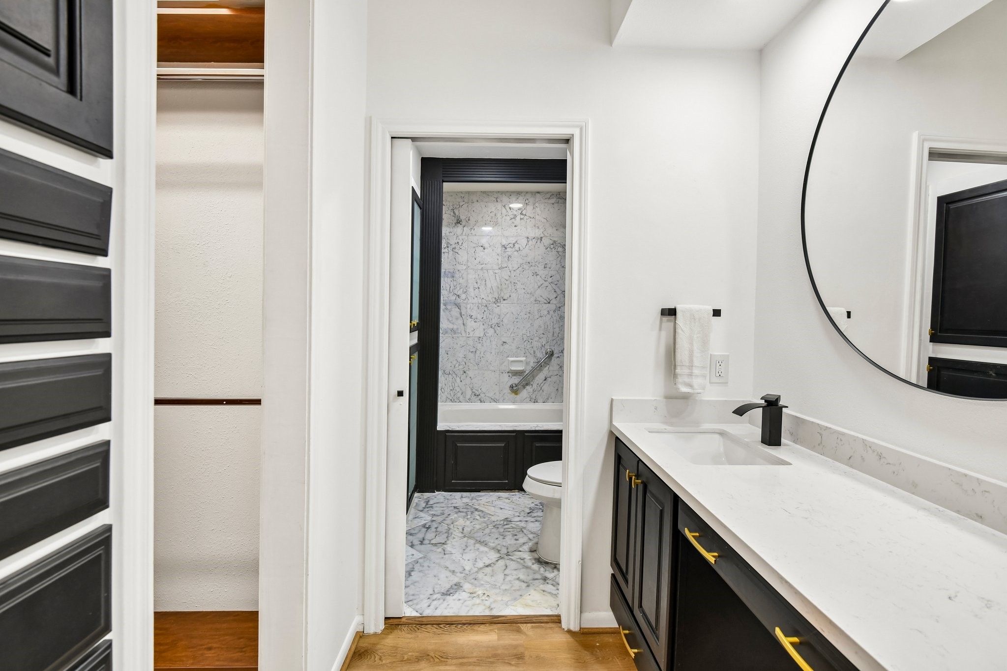 2829 Timmons Lane, Unit 211 Houston, TX 77027 - Photo 26 of 32 Primary Bath