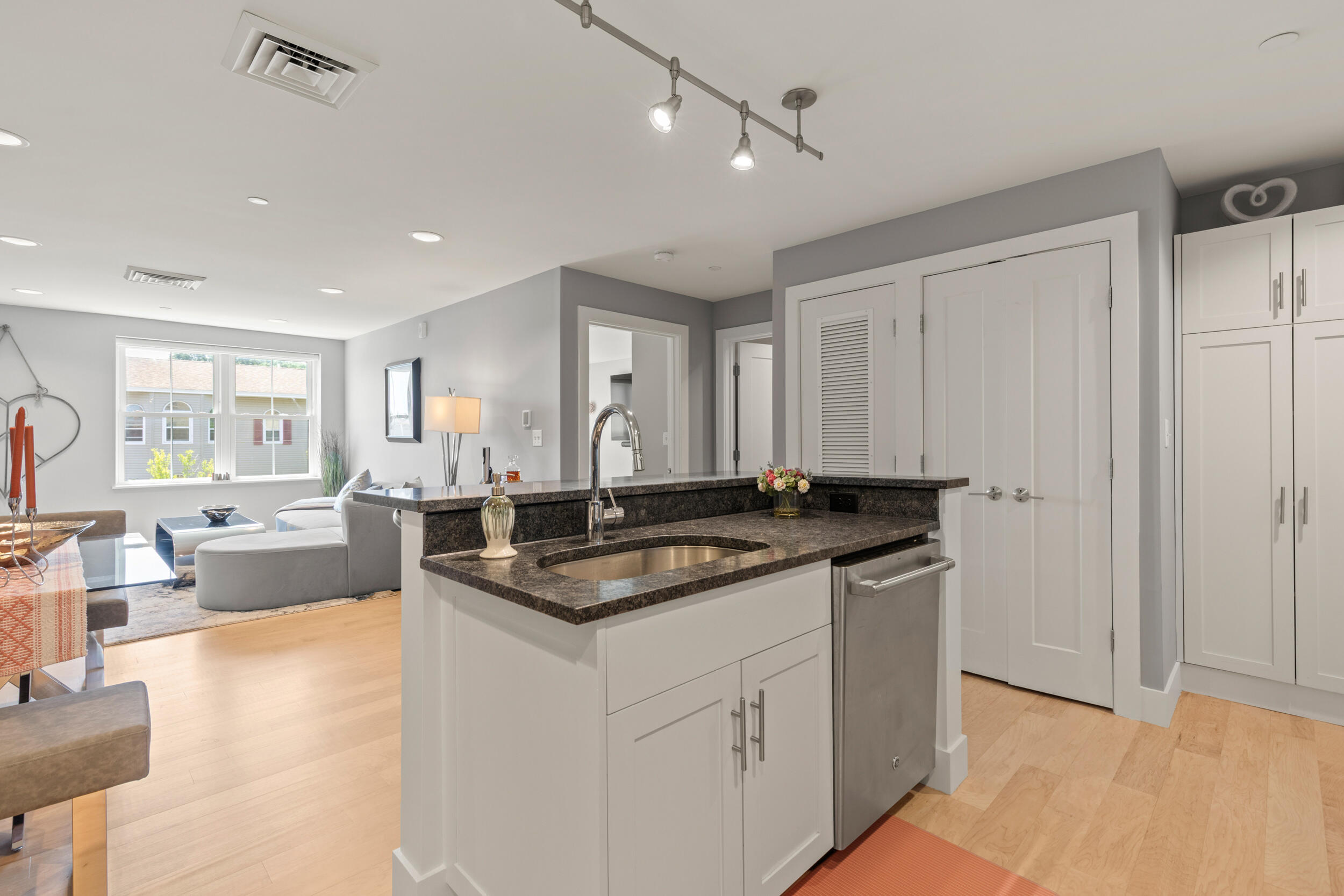 25 High Street, Unit 402 Portland, ME 04101 - Photo 4 of 35 25 high street portland04