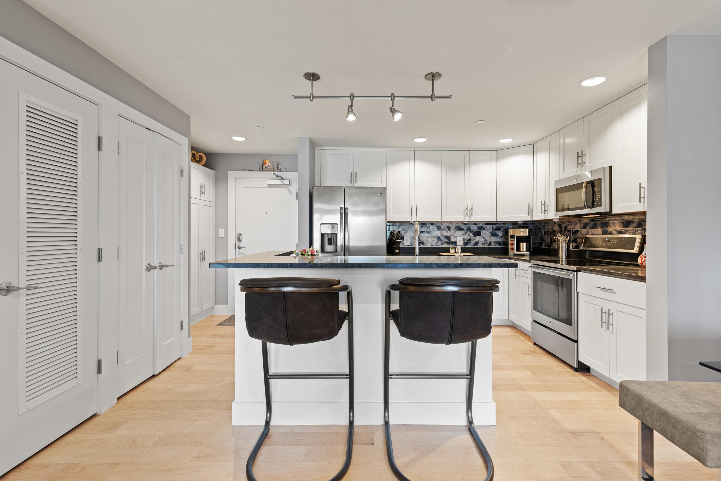 25 High Street, Unit 402 Portland, ME 04101 - Photo 5 of 35 25 high street portland05