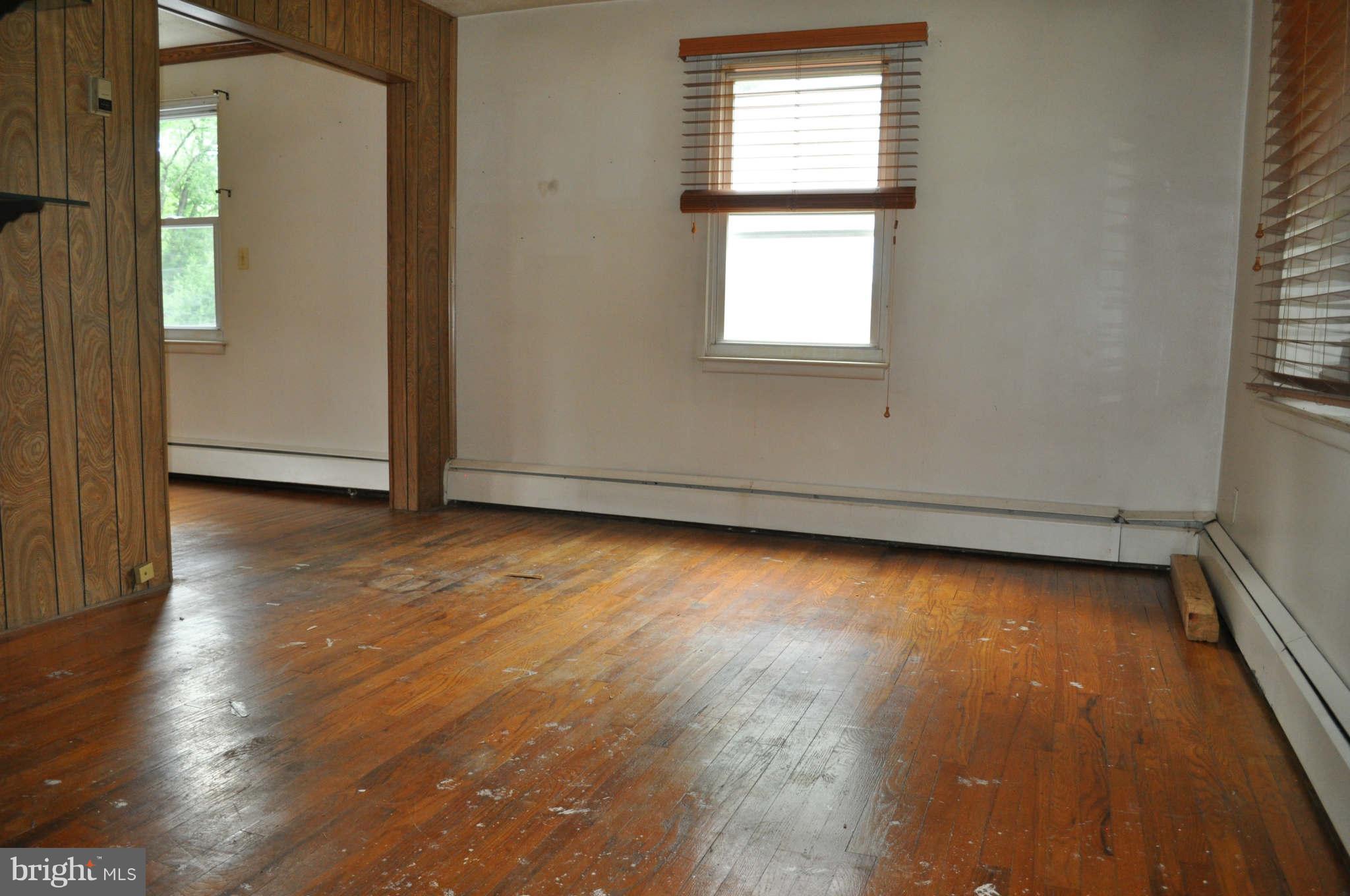 1016 Kingston Road Baltimore, MD 21208 - Photo 4 of 22 Living Room