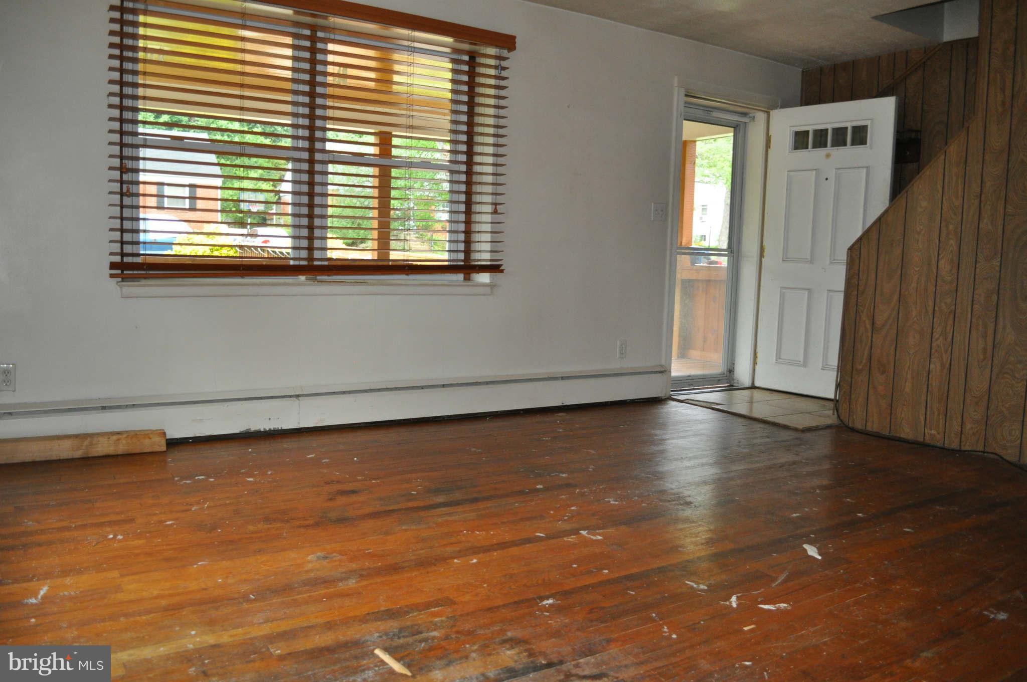 1016 Kingston Road Baltimore, MD 21208 - Photo 5 of 22 Living Room