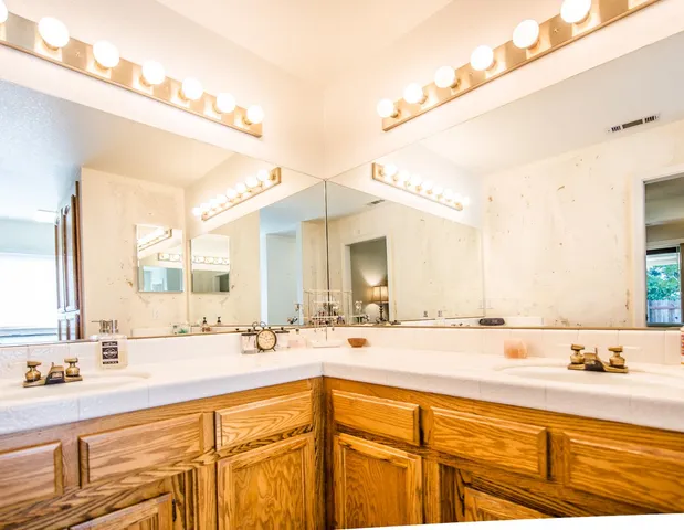 a view of a storage & utility room with washer and dryer