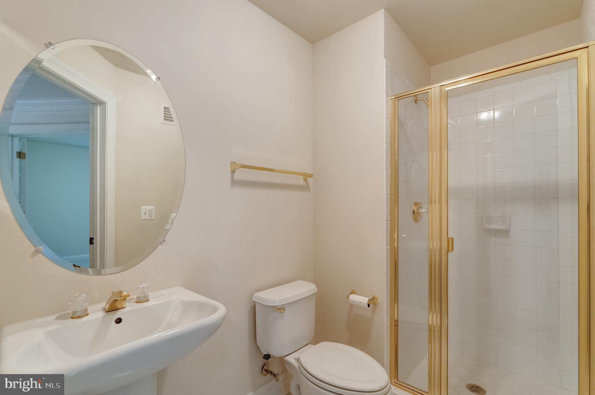 12121 Kinsley Place Reston, VA 20190 - Photo 33 of 45 Full Bath on Main Level