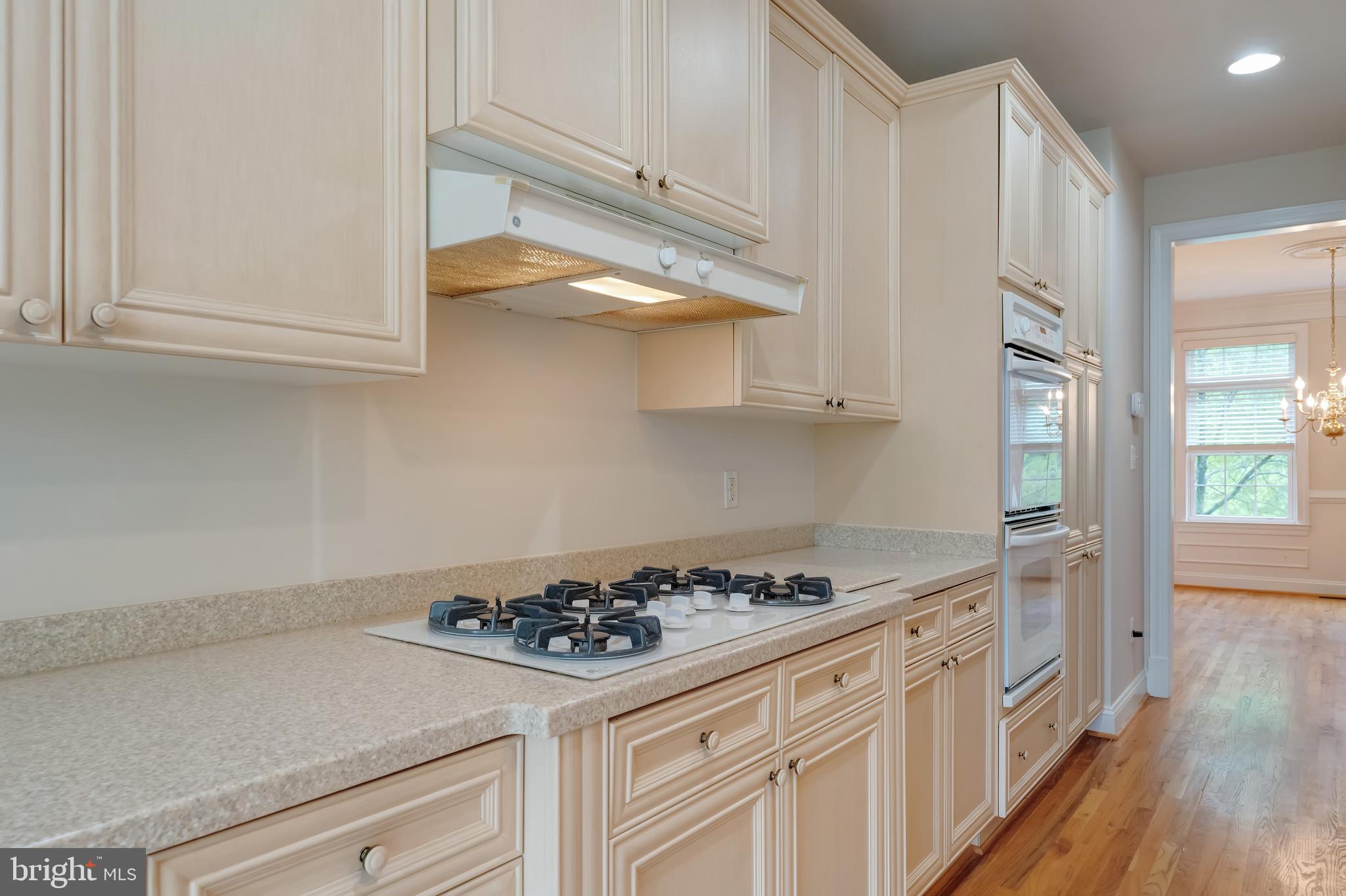 12121 Kinsley Place Reston, VA 20190 - Photo 8 of 45 Grand Open Kitchen with Five-Burner Gas Cooktop