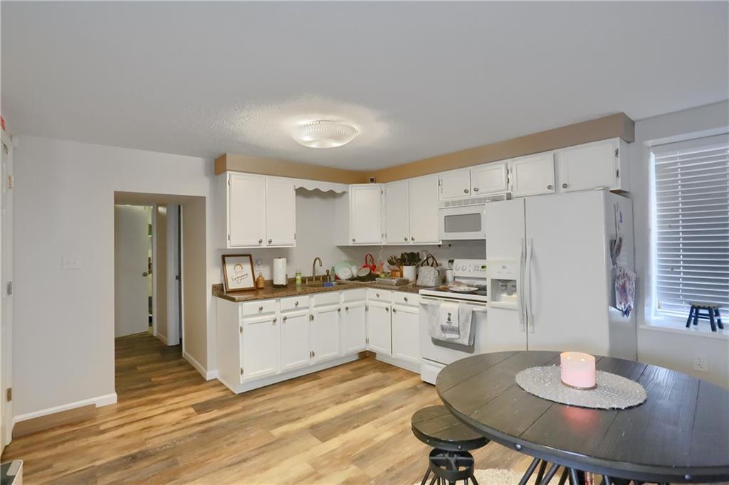 517 Ridge Avenue Carnegie, PA 15106 - Photo 6 of 38 Bottom Unit - Eat-in kitchen.