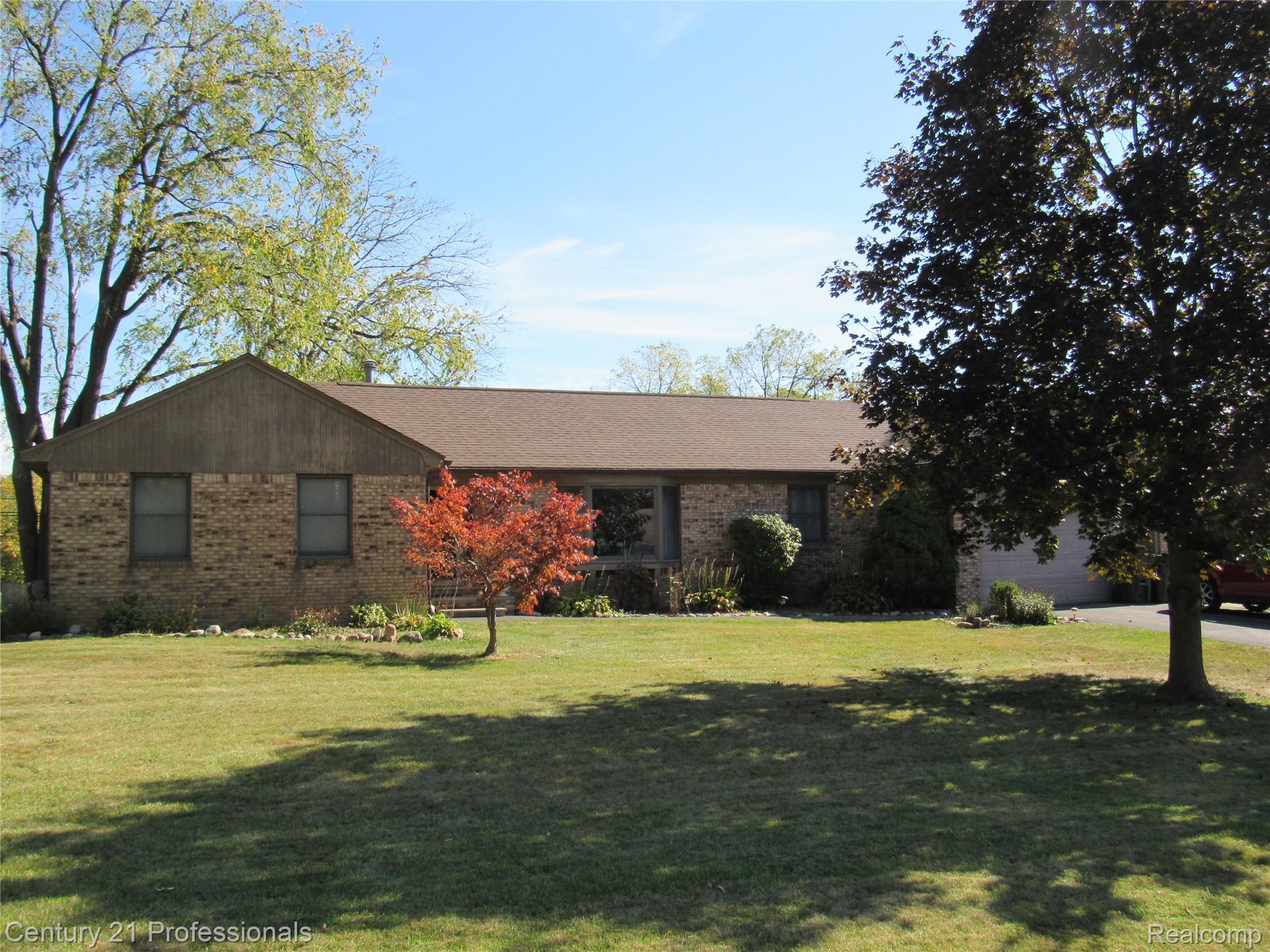 2871 Walbridge Drive Rochester, MI 48307 - Photo 2 of 15 Ranch-style house with brick siding, a front yard, and an attached garage