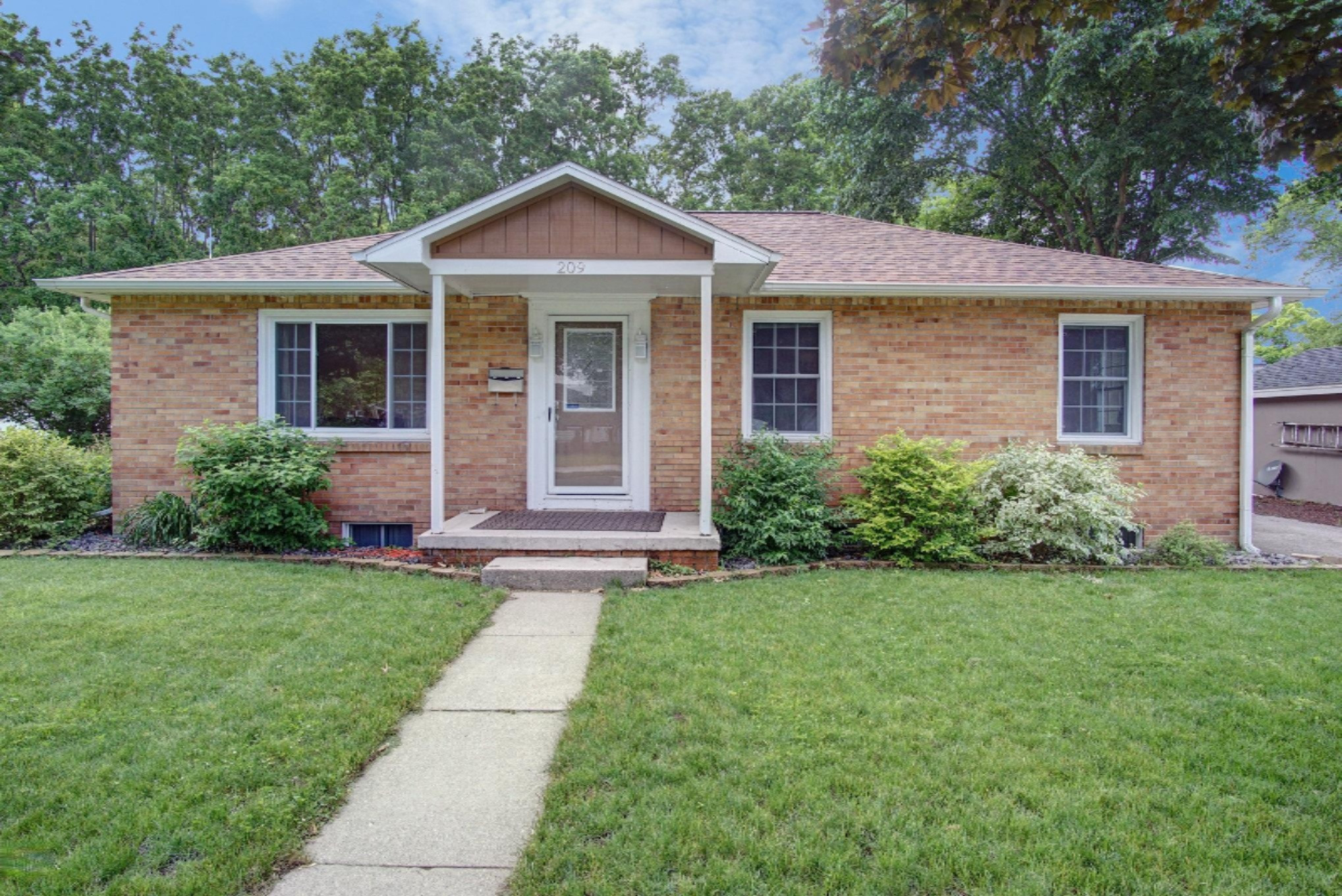 209 Williams Street Spring Lake, MI 49456 - Photo 1 of 38 DSC03760_1_2