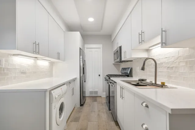 $259,900 | 1032 North Austin Boulevard, Unit 1N, Oak Park, IL 60302