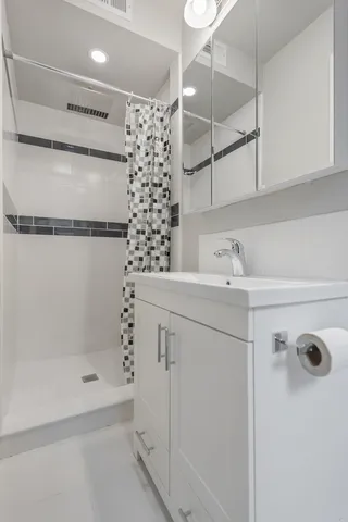 $259,900 | 1032 North Austin Boulevard, Unit 1N, Oak Park, IL 60302