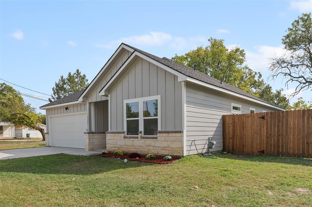 1522 Harris Street Gainesville, TX 76240 - Photo 3 of 24