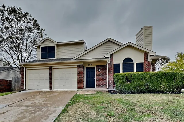 a view of a house with yard and plants