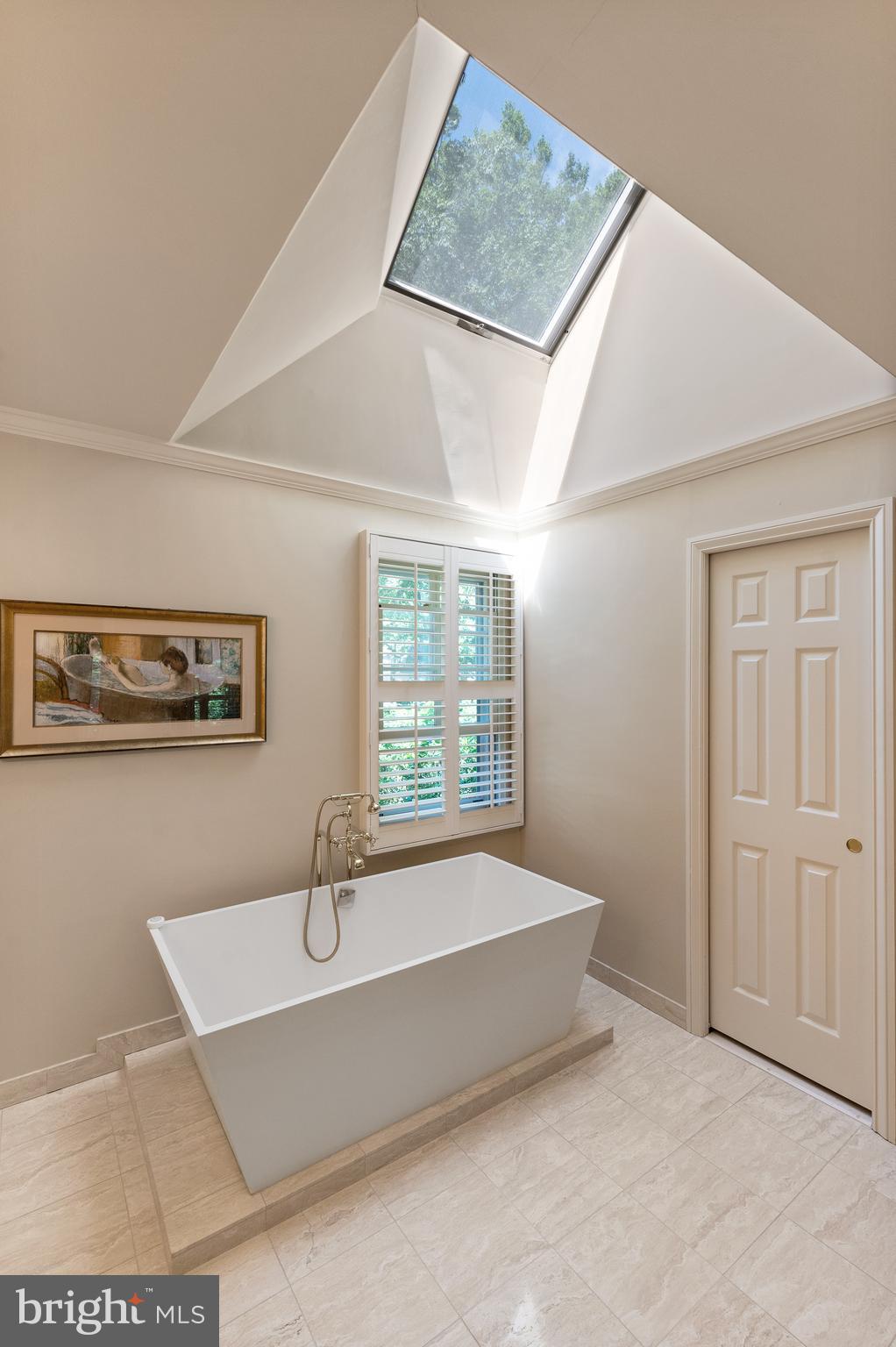 301 Valley Place Wayne, PA 19087 - Photo 24 of 40 Soaking tub