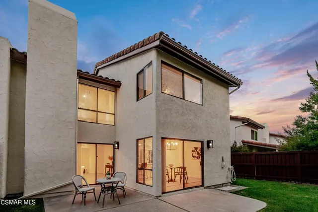 a view of a backyard with pathway