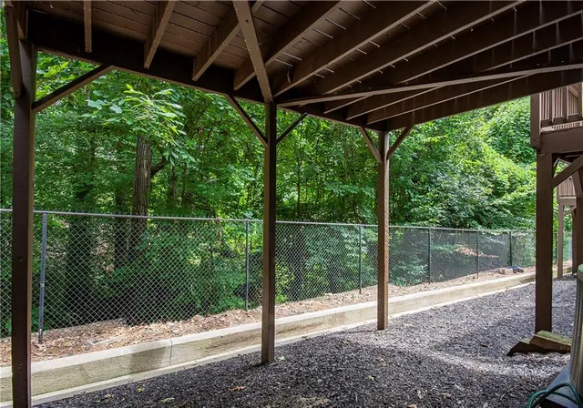 a view of a backyard