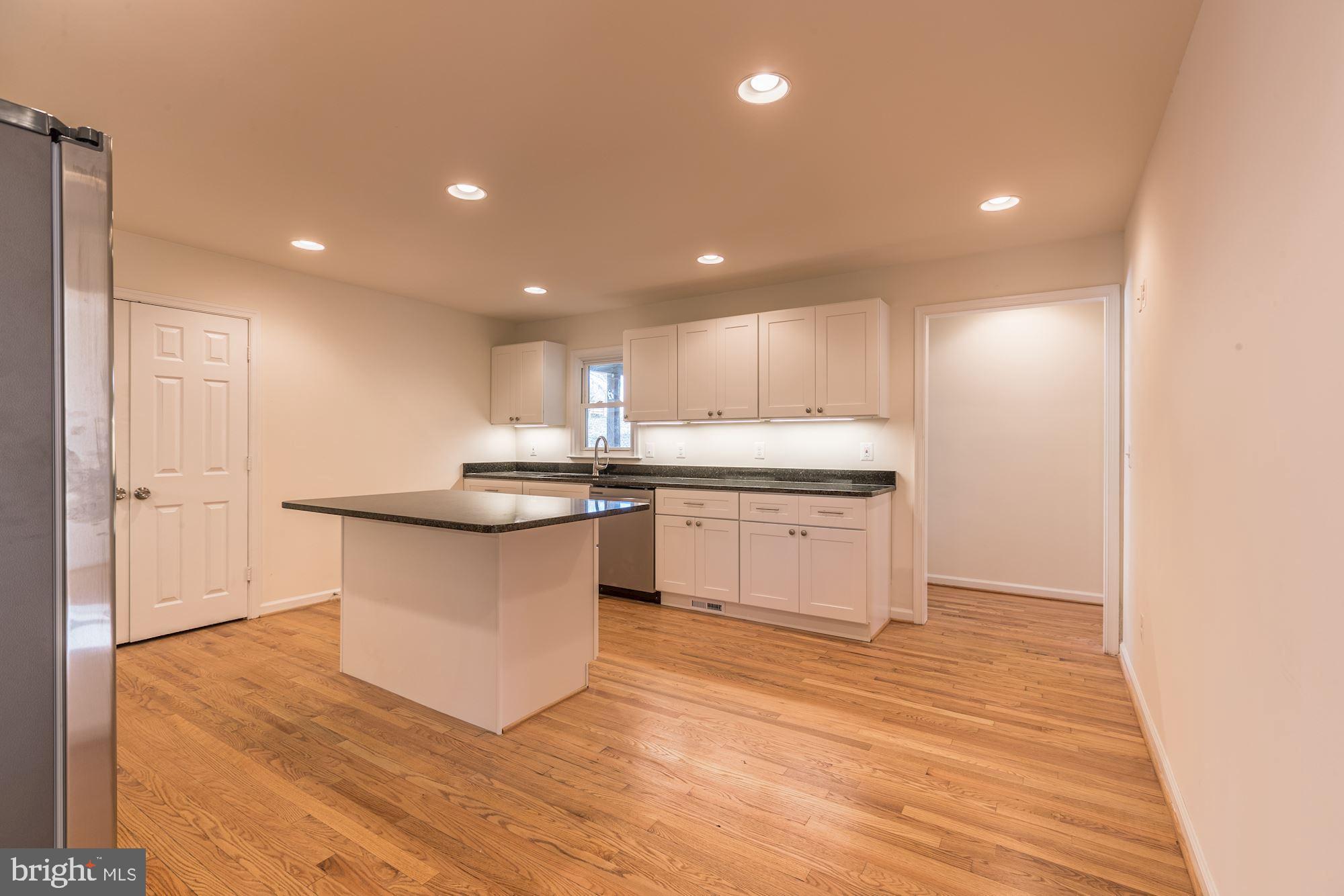 14301 Fullerton Road Woodbridge, VA 22193 - Photo 6 of 44 Gallery Image 6