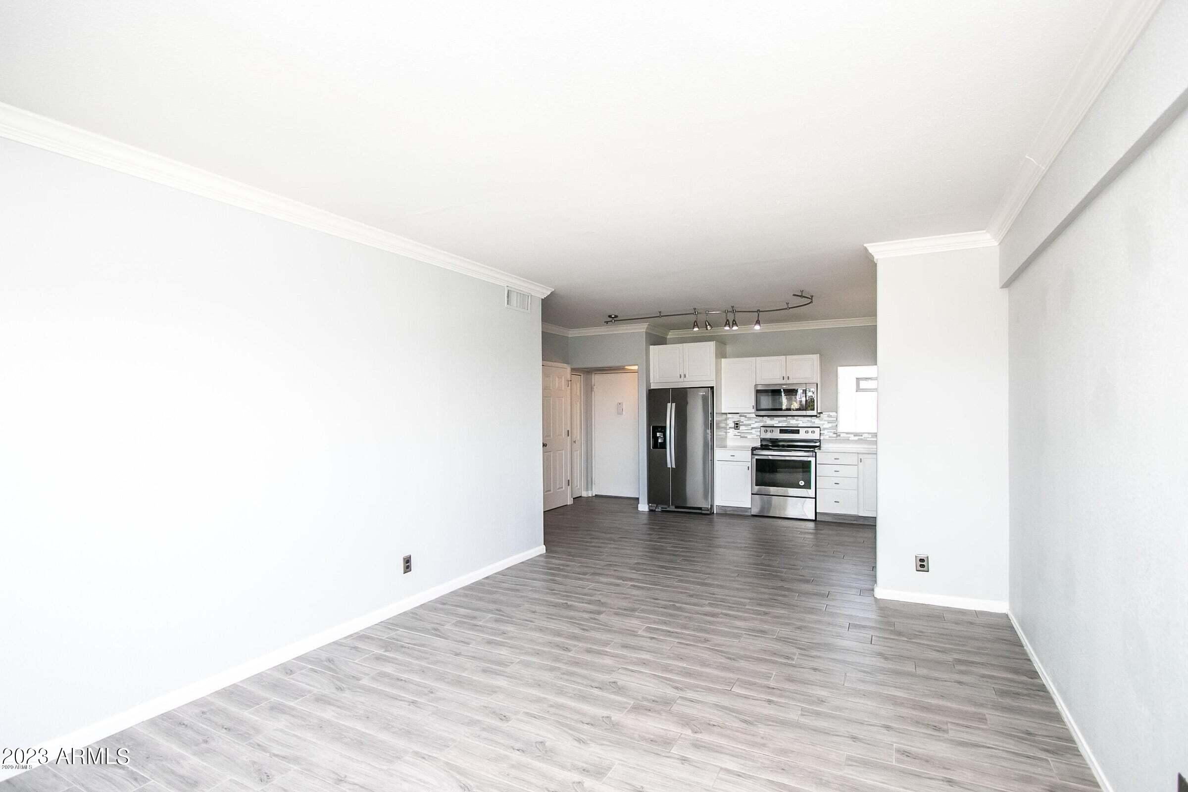351 East Thomas Road, Unit D504 Phoenix, AZ 85012 - Photo 4 of 19 d504 - 4