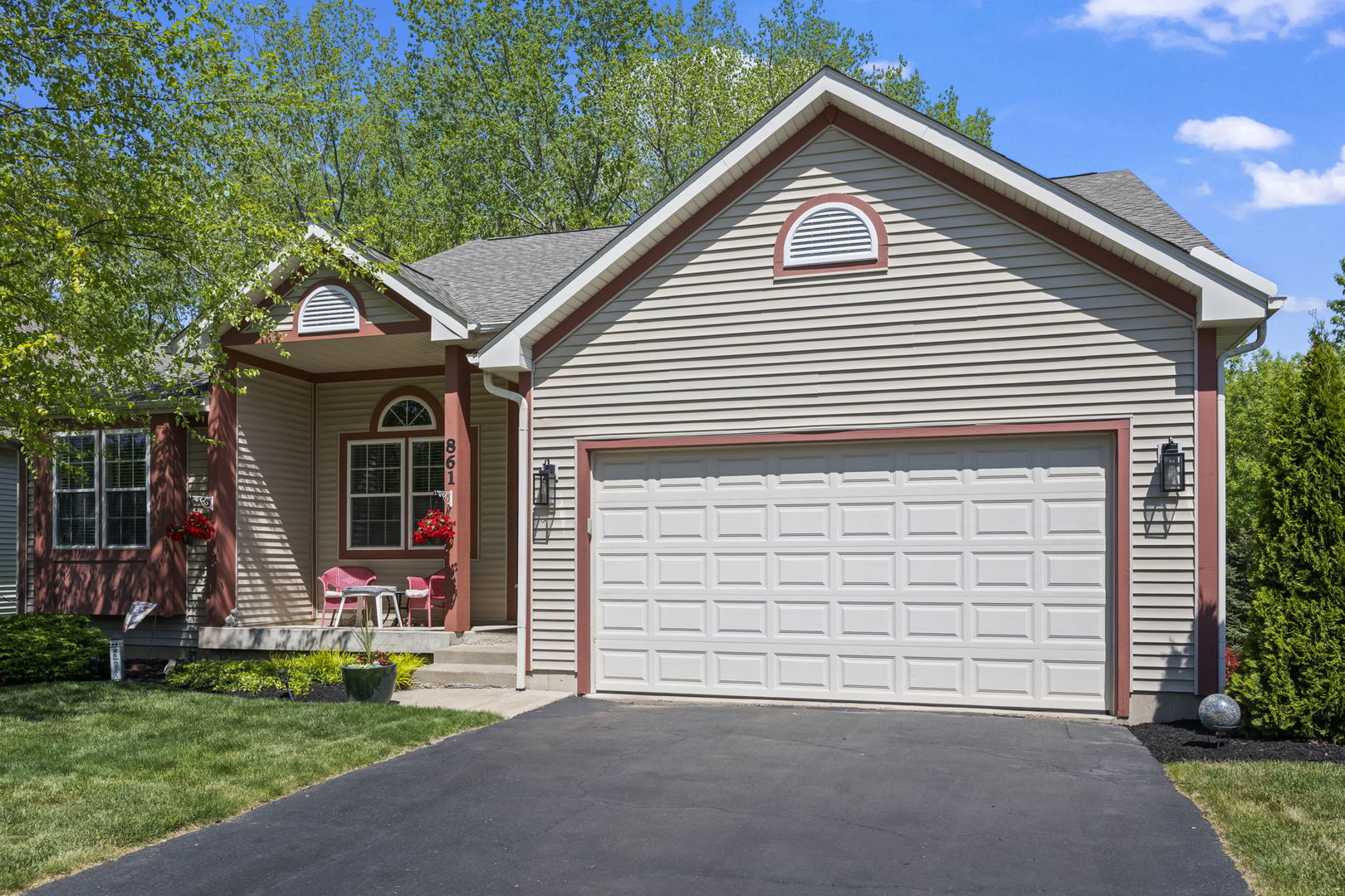 861 Prairie Ridge Drive Woodstock, IL 60098 - Photo 2 of 40