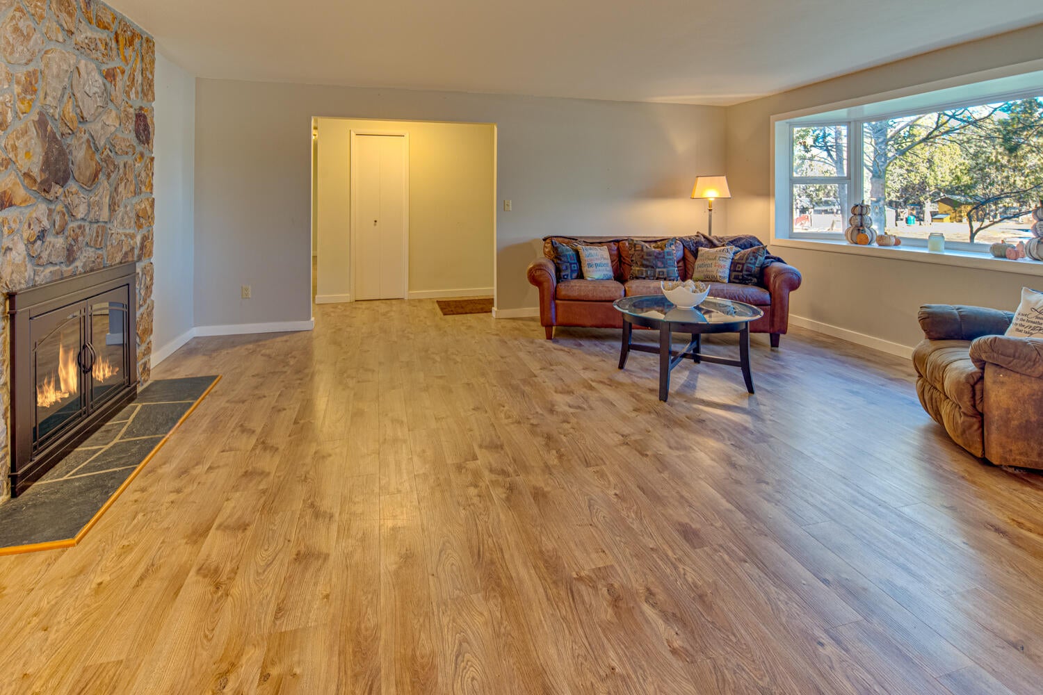64570 Research Road Bend, OR 97703 - Photo 10 of 60 Living Room